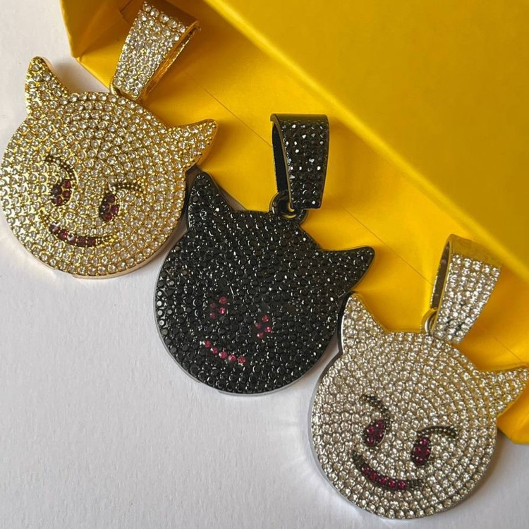 گردنبند پلاک فول نگین کاری شده طرح استیکر رنگ ثابت با کیفیت بالا کد zel (پس کرایه)