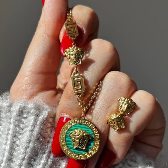 نیم ست گردنبند و گوشواره زنانه طرح ورساچ Versace رنگ ثابت کد zel (پس کرایه)