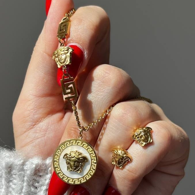 نیم ست گردنبند و گوشواره زنانه طرح ورساچ Versace رنگ ثابت کد zel (پس کرایه)