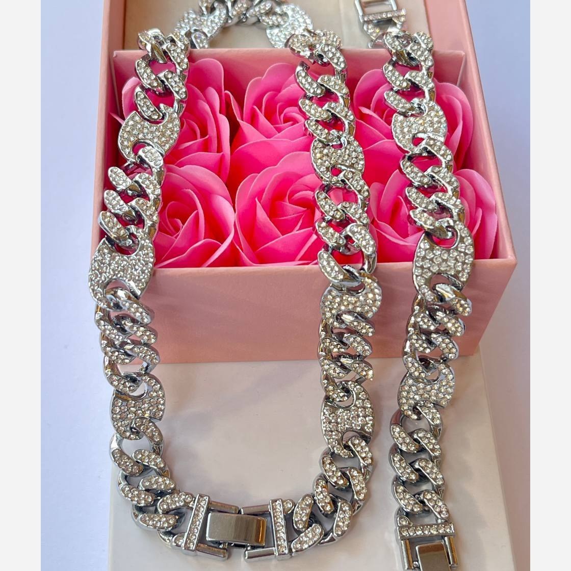 دستبند و گردنبند زنانه طرح کارتیر Cartier نگین کاری شده رنگ ثابت با کیفیت بالا کد zel (پس کرایه)