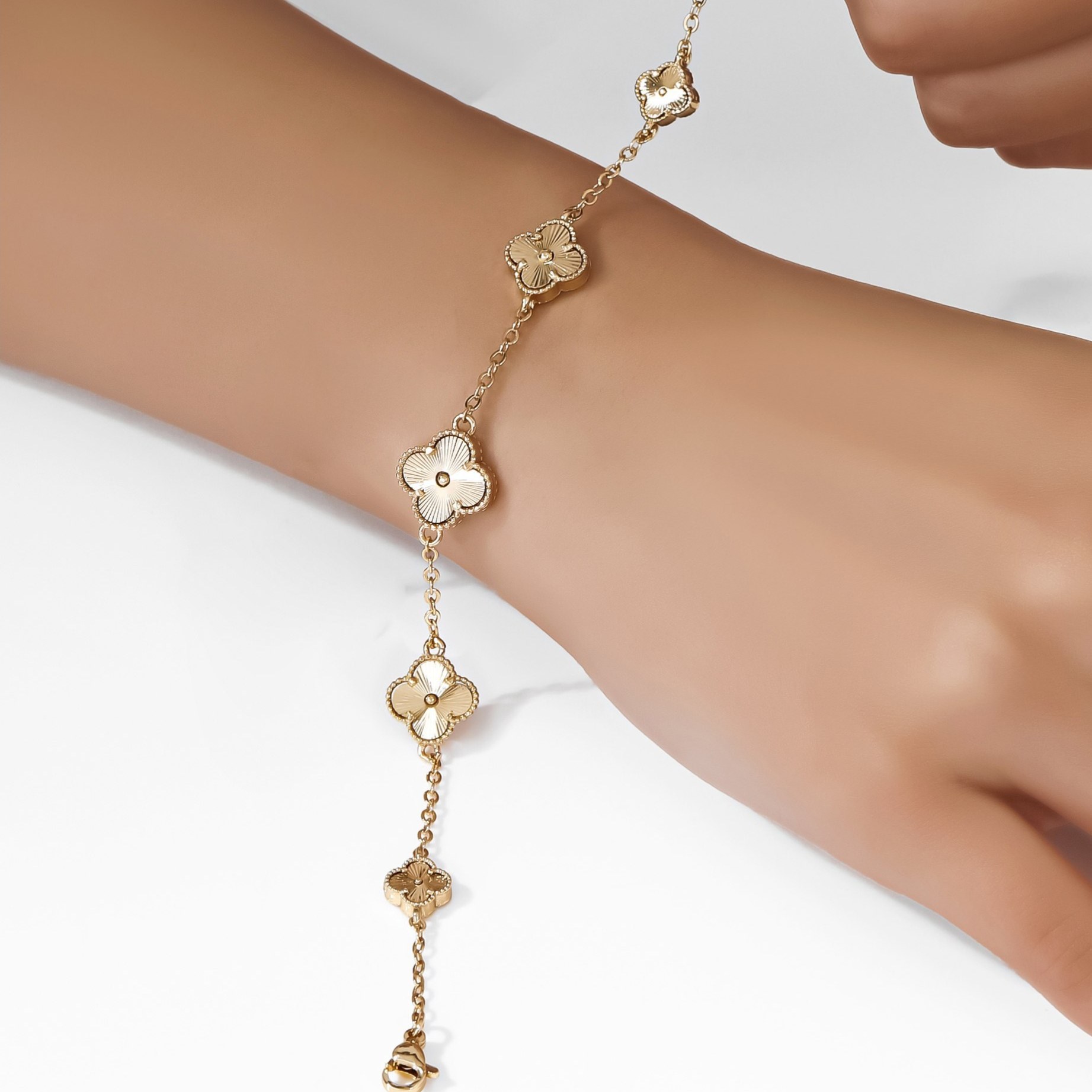 دستبند زنانه طرح ونکلیف VanCleef  پنج گل رنگ  ثابت با کیفیت بالا کد zmp (پس کرایه)