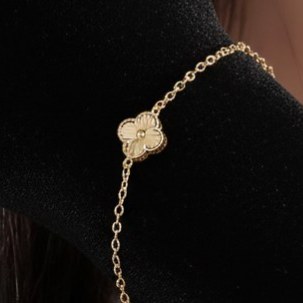دستبند زنانه طرح ونکلیف VanCleef تک گل رنگ ثابت با کیفیت بالا کد zmp (پس کرایه)