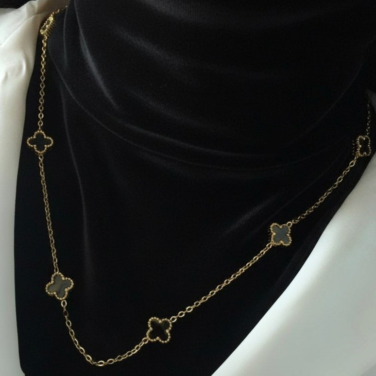 گردنبند زنانه طرح ونکلیف VanCleef  رنگ ثابت با کیفیت بالا کد zmh (پس کرایه)