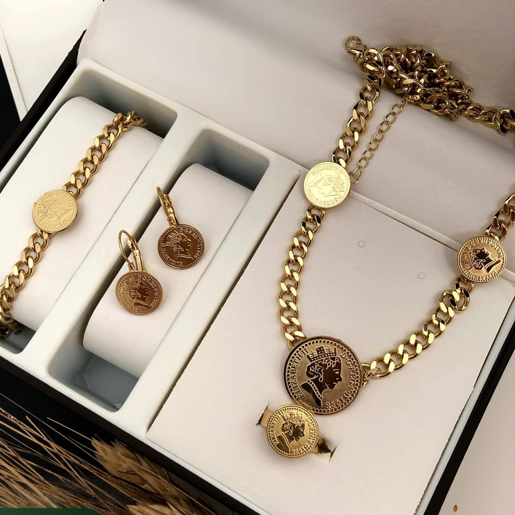 سرویس کامل زنانه طرح الیزابت با زنجیر مدل کارتیر Cartier رنگ ثابت کد zmh (پس کرایه)