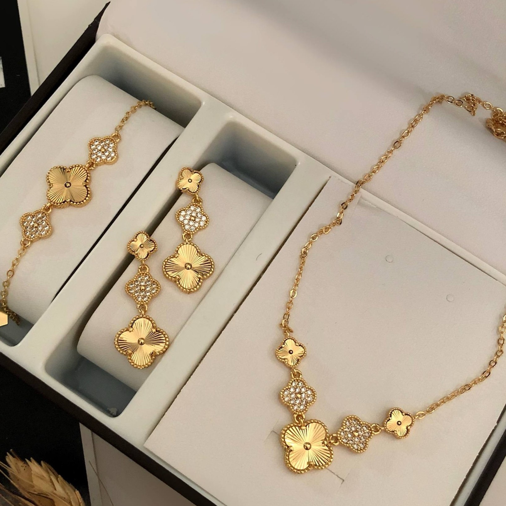 نیم ست زنانه طرح ونکلیف VanCleef نگین کاری شده رنگ ثابت کد  zmh (پس کرایه)