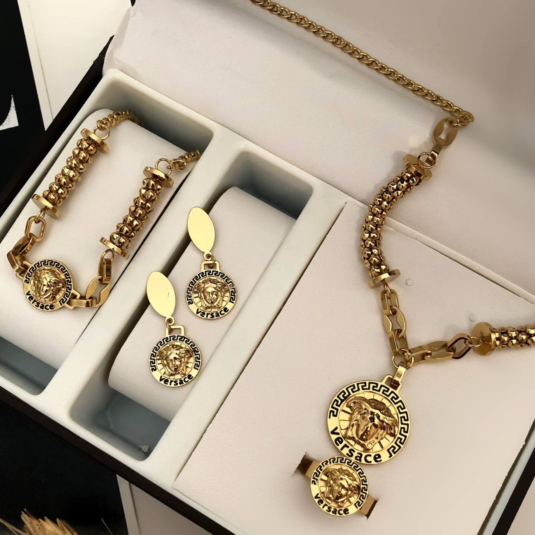 سرویس کامل زنانه طرح ورساچ Versace رنگ ثابت کد zmh (پس کرایه)