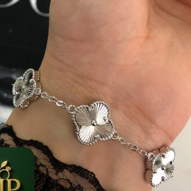 دستبند زنانه طرح ونکلیف VanCleef تمام نقره ای فری سایز freesize رنگ ثابت کد zmh (پس کرایه)