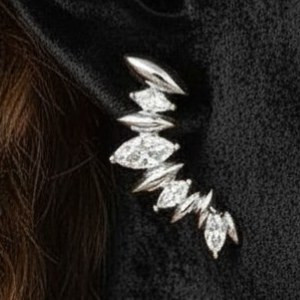 گوشواره زنانه مینیمال در طرح های متنوع گل و پروانه و اشک نگین کاری شده رنگ کاملا ثابت کد ztj (پس کرایه)