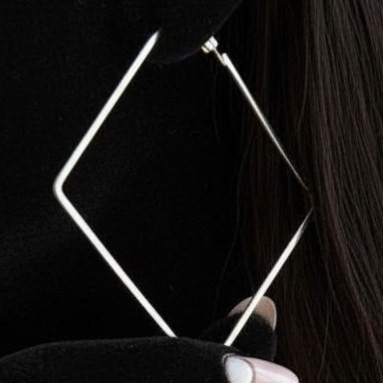 گوشواره های زنانه مینیمال در طرح های متنوع رنگ کاملا ثابت کد ztj (پس کرایه)