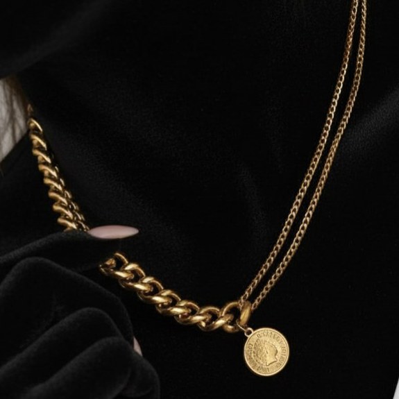گردنبند زنانه طرح کارتیر Cartier با آویز پلاک الیزابت رنگ کاملا ثابت کد ztj (پس کرایه)