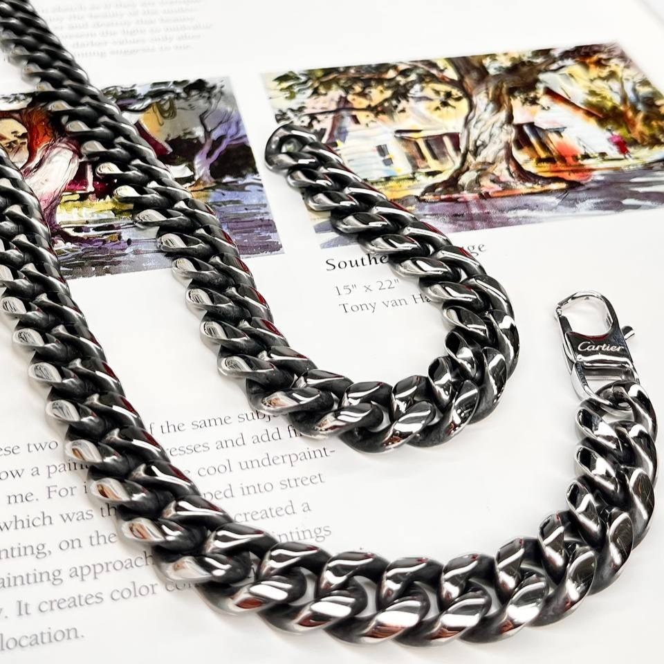 گردنبند مردانه طرح کارتیه Cartier سیاه قلم جنس استیل عیار  316 رنگ ثابت کد ztk (پس کرایه)