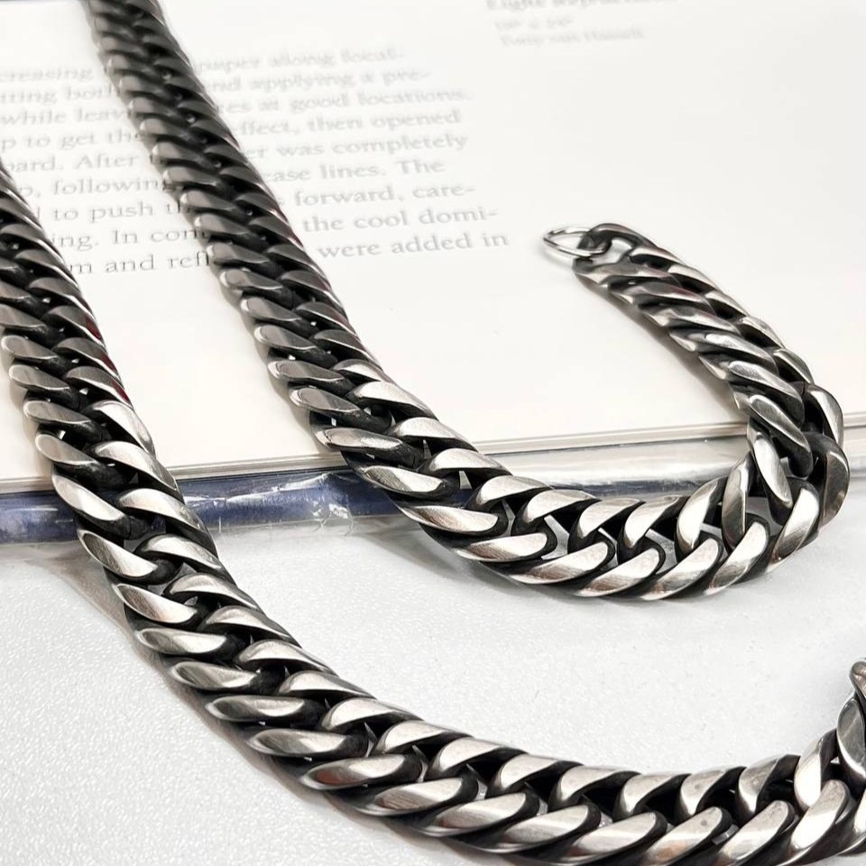 گردنبند مردانه طرح کارتیه Cartier سیاه قلم جنس استیل  عیار 316 رنگ ثابت کد ztk (پس کرایه)