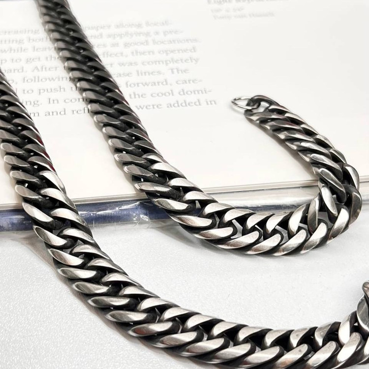 گردنبند مردانه طرح کارتیه Cartier سیاه قلم جنس استیل عیار 316 رنگ ثابت کد ztk (پس کرایه)