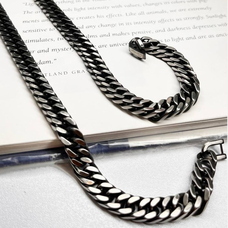 گردنبند مردانه طرح کارتیه Cartier سیاه قلم جنس استیل عیار 316 رنگ ثابت کد ztk (پس کرایه)