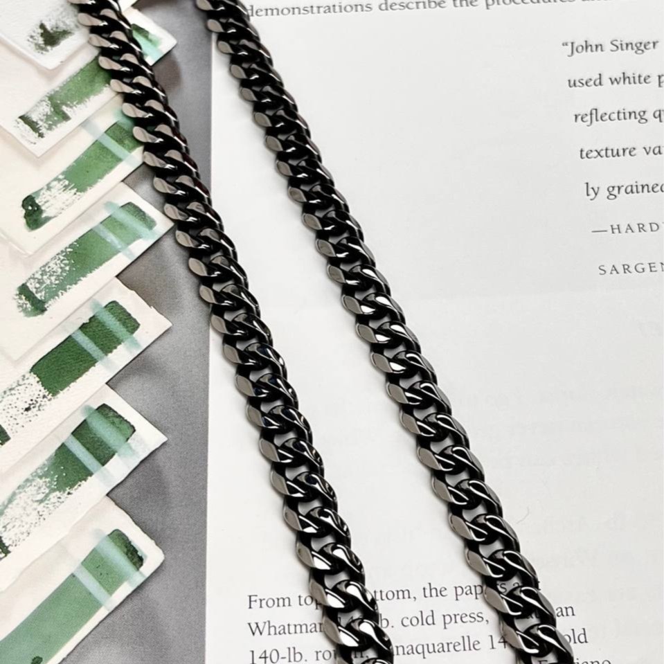 گردنبند مردانه طرح کارتیه Cartier سیاه قلم جنس استیل عیار 316 رنگ  کاملا ثابت کد ztk (پس کرایه)