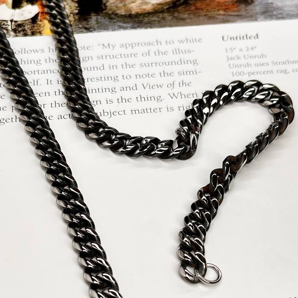 گردنبند مردانه طرح کارتیه Cartier سیاه قلم جنس استیل عیار  316 رنگ کاملا ثابت کد ztk (پس کرایه)