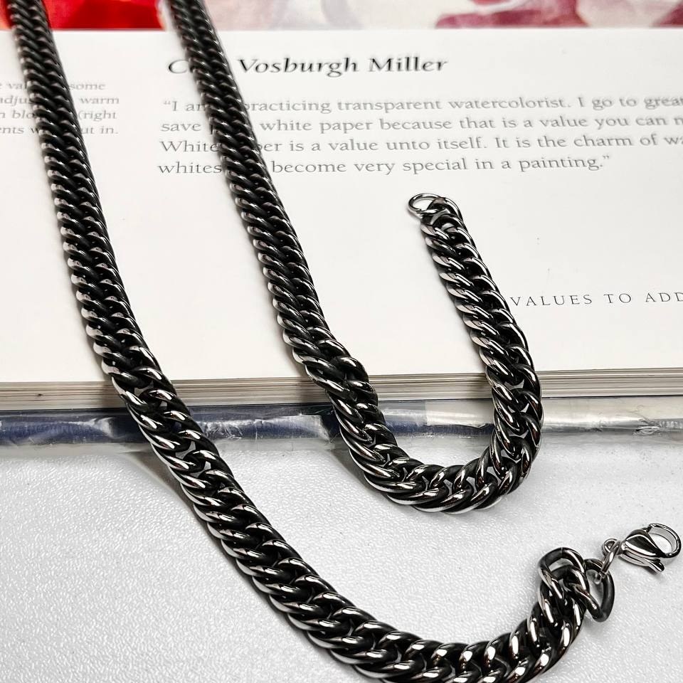 گردنبند مردانه طرح کارتیه Cartier  سیاه قلم جنس استیل عیار 316 رنگ کاملا ثابت کد ztk (پس کرایه)