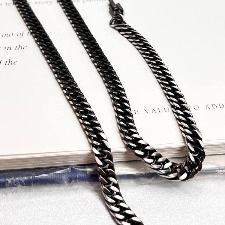 گردنبند مردانه طرح کارتیه Cartier سیاه قلم جنس استیل عیار 316 رنگ کاملا ثابت کد ztk (پس کرایه)