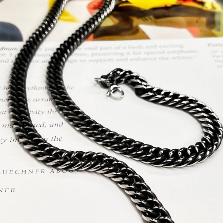 گردنبند مردانه مدل کارتیه Cartier سیاه قلم جنس استیل عیار 316 رنگ کاملا ثابت کد ztk (پس کرایه)