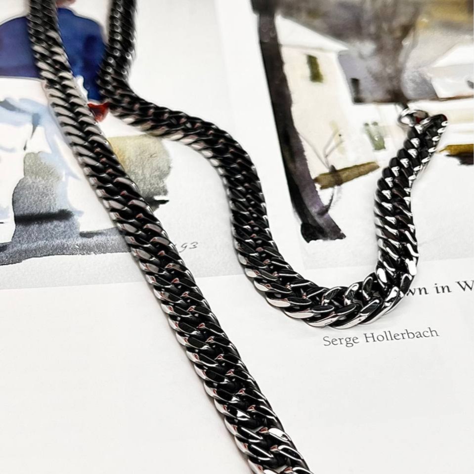 گردنبند مردانه مدل کارتیه Cartier سیاه قلم جنس استیل عیار 316 رنگ  کاملا ثابت کد ztk (پس کرایه)