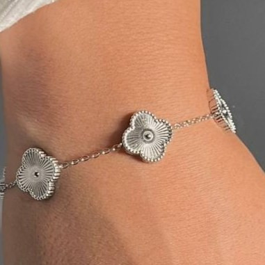 دستبند زنانه طرح ونکلیف VanCleef تمام طلایی و تمام نقره ای فری سایز freesize رنگ ثابت کد ztk (پس کرایه)