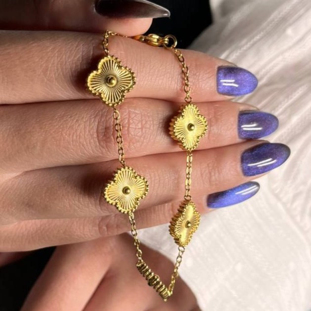 دستبند زنانه طرح ونکلیف VanCleef تمام طلایی و تمام نقره ای فری سایز freesize رنگ ثابت کد ztk (پس کرایه)