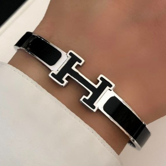 دستبند اسپرت طرح هرمس Hermes رنگ کاملا ثابت کد zsm (پس کرایه)