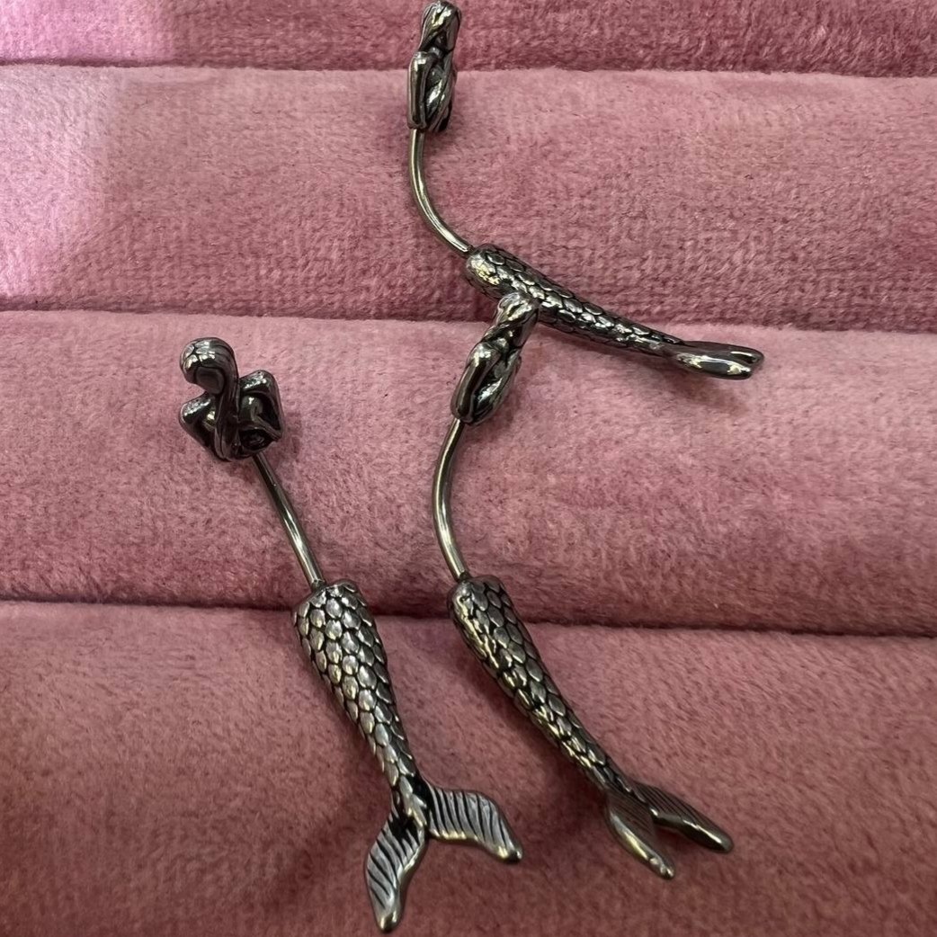 پیرسینگ ناف نقطه اتصال به بدن استیل طرح دم پری دریایی رنگ ثابت و ضد حساسیت کد sf (پس کرایه)