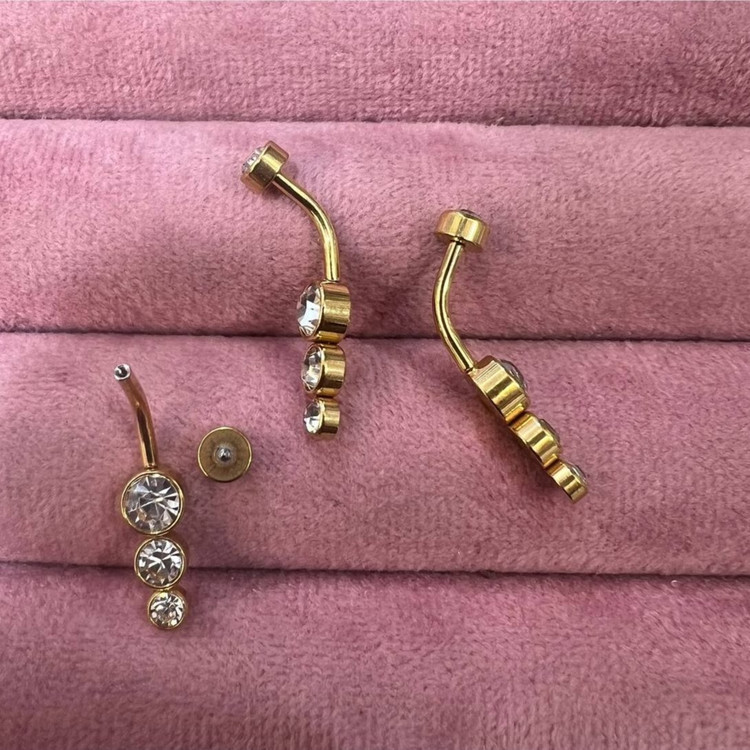 پیرسینگ ناف نقطه اتصال به بدن استیل طرح سه نگین رنگ ثابت و ضد حساسیت کد sf (پس کرایه)