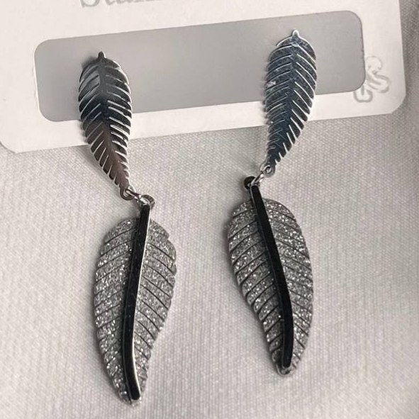 گوشواره استیل زنانه سه عددی طرح پر آویز تنوع طرح رنگ ثابت کد tk (پس کرایه)