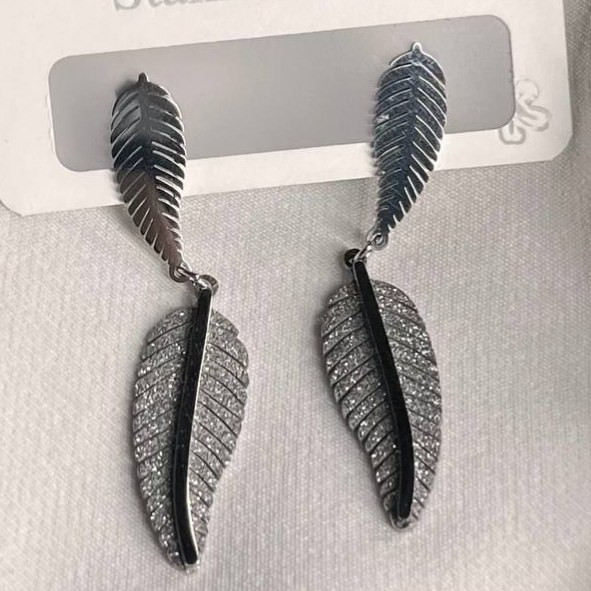 گوشواره استیل زنانه سه عددی طرح پر آویز تنوع طرح رنگ ثابت کد tk (پس کرایه)