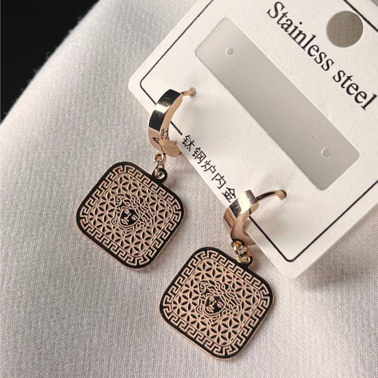 گوشواره استیل زنانه طرح ورساچ Versace رنگ ثابت کد tk (پس کرایه)