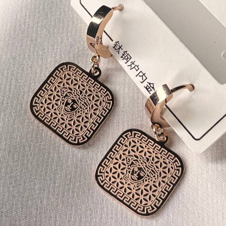 گوشواره استیل زنانه طرح ورساچ Versace رنگ ثابت کد tk (پس کرایه)