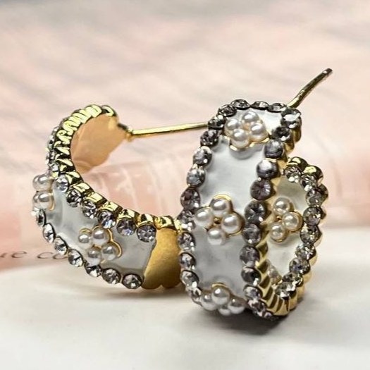 گوشواره طرح جواهری (میخ نقره) طرح مروارید و نگین نیم حلقه رنگ ثابت کد tk (پس کرایه)