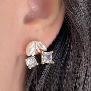 گوشواره طرح جواهری (میخ نقره) طرح گیلاس نگینی رنگ ثابت کد tk (پس کرایه)