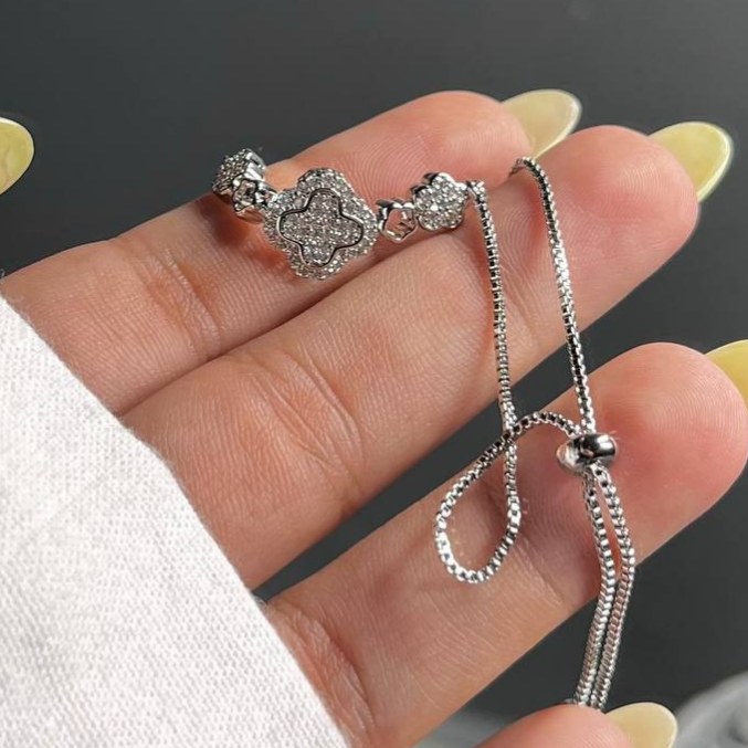 دستبند آبکاری نقره زنانه طرح گل ونکلیف Vancleef فول نگین رنگ ثابت کد tk (پس کرایه)