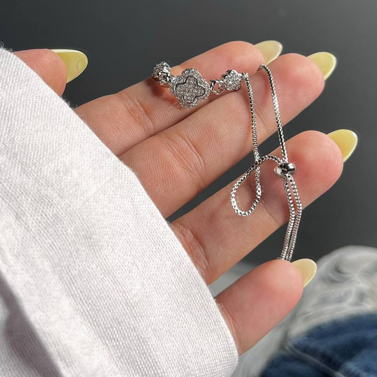 دستبند آبکاری نقره زنانه طرح گل ونکلیف Vancleef فول نگین رنگ ثابت کد tk (پس کرایه)