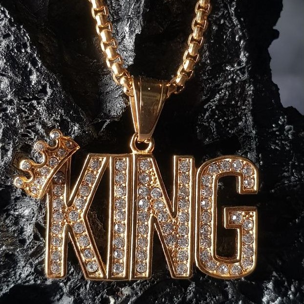 گردنبند و آویز پلاک استیل مردانه طرح KING نگین رنگ ثابت کد bn (پس کرایه)