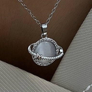 گردنبند و آویز پلاک آبکاری نقره طرح زحل کهکشانی نگین تنوع طرح رنگ ثابت کد tj  (پس کرایه)