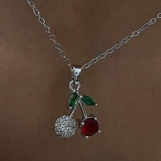 گردنبند و آویز پلاک آبکاری نقره طرح آلبالو و گیلاس نگین تنوع طرح رنگ ثابت کد tj (پس کرایه)