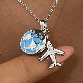 گردنبند و آویز پلاک آبکاری نقره طرح هواپیما و کره تنوع طرح رنگ ثابت کد tj (پس کرایه)