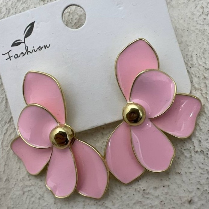 گوشواره مینا کاری طرح گل نیمه ی صورتی رنگ ثابت کد tj (پس کرایه)
