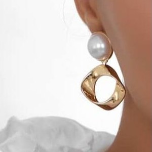 گوشواره آبکاری نقره طرح مرواریدی آویز طلایی تنوع طرح رنگ ثابت کد tj (پس کرایه)
