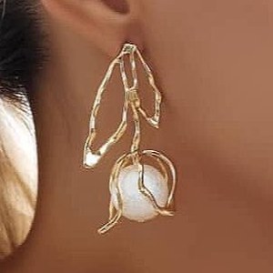 گوشواره آبکاری نقره طرح گل لاله وسط مروارید تنوع طرح رنگ ثابت کد tj (پس کرایه)