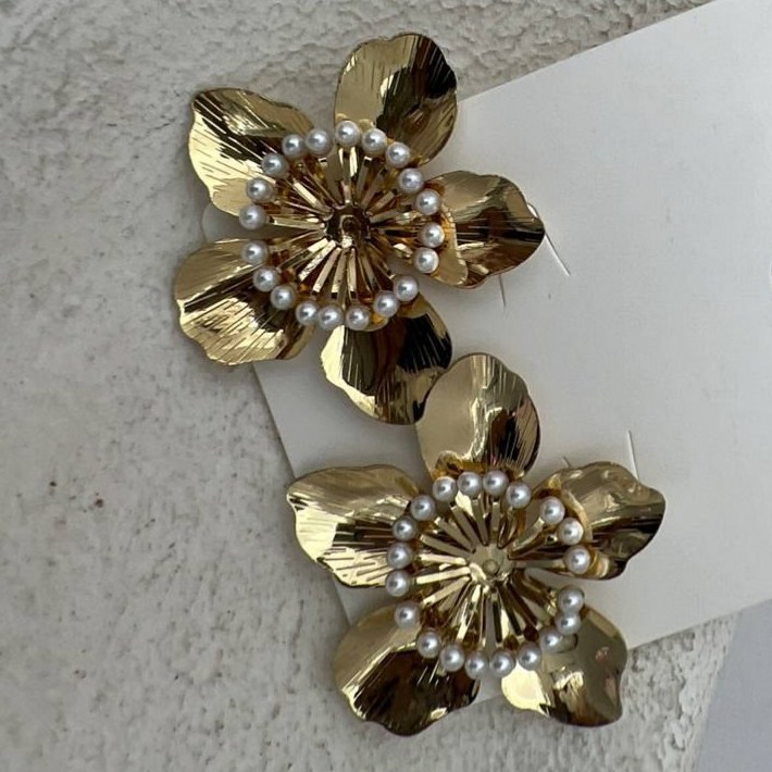 گوشواره آبکاری نقره طرح گل وسط مرواریدی رنگ ثابت کد tj (پس کرایه)