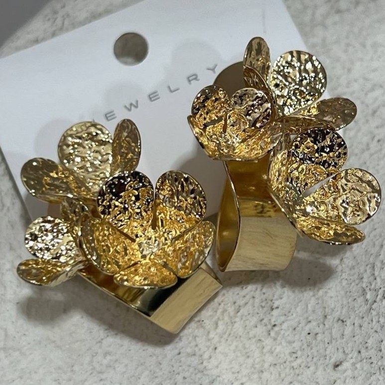 گوشواره آبکاری نقره طرح گل درشت رنگ ثابت کد tj (پس کرایه)