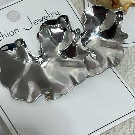 گوشواره آبکاری نقره طرح مینیمال برگ رنگ ثابت کد tj (پس کرایه)