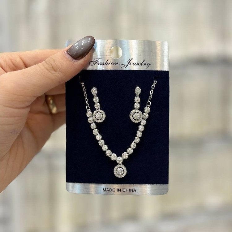 نیم ست گردنبند و گوشواره طرح جواهری طرح نگینلدزی آویز اشک رنگ ثابت با تنوع طرح کدgy