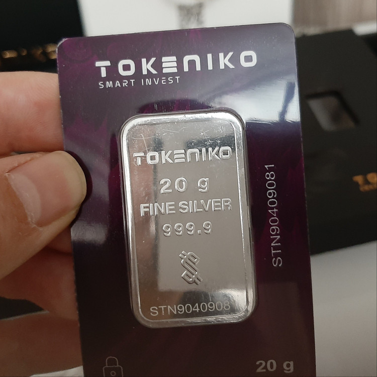 شمش نقره 20 گرمی مارک توکنیکو عیار 999/9 حک خورده و کاملا استاندارد ورق بزنید لطفا