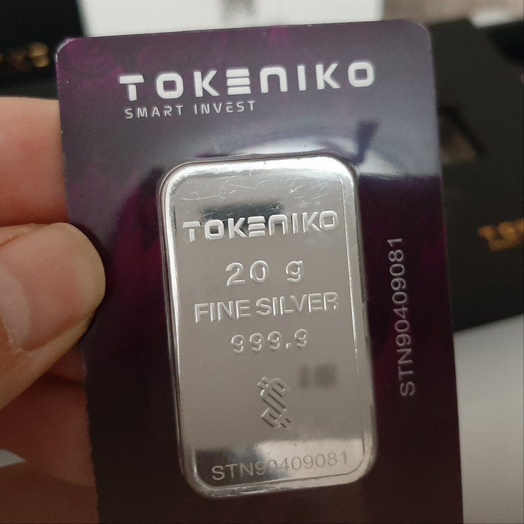 شمش نقره 20 گرمی مارک توکنیکو عیار 999/9 حک خورده و کاملا استاندارد ورق بزنید لطفا